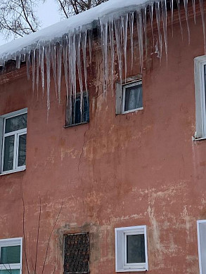 На Сортировке крыши домов представляют опасность для прохожих